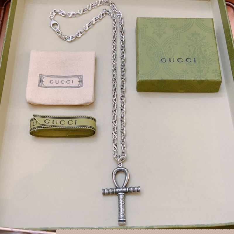 G*u*i necklaces